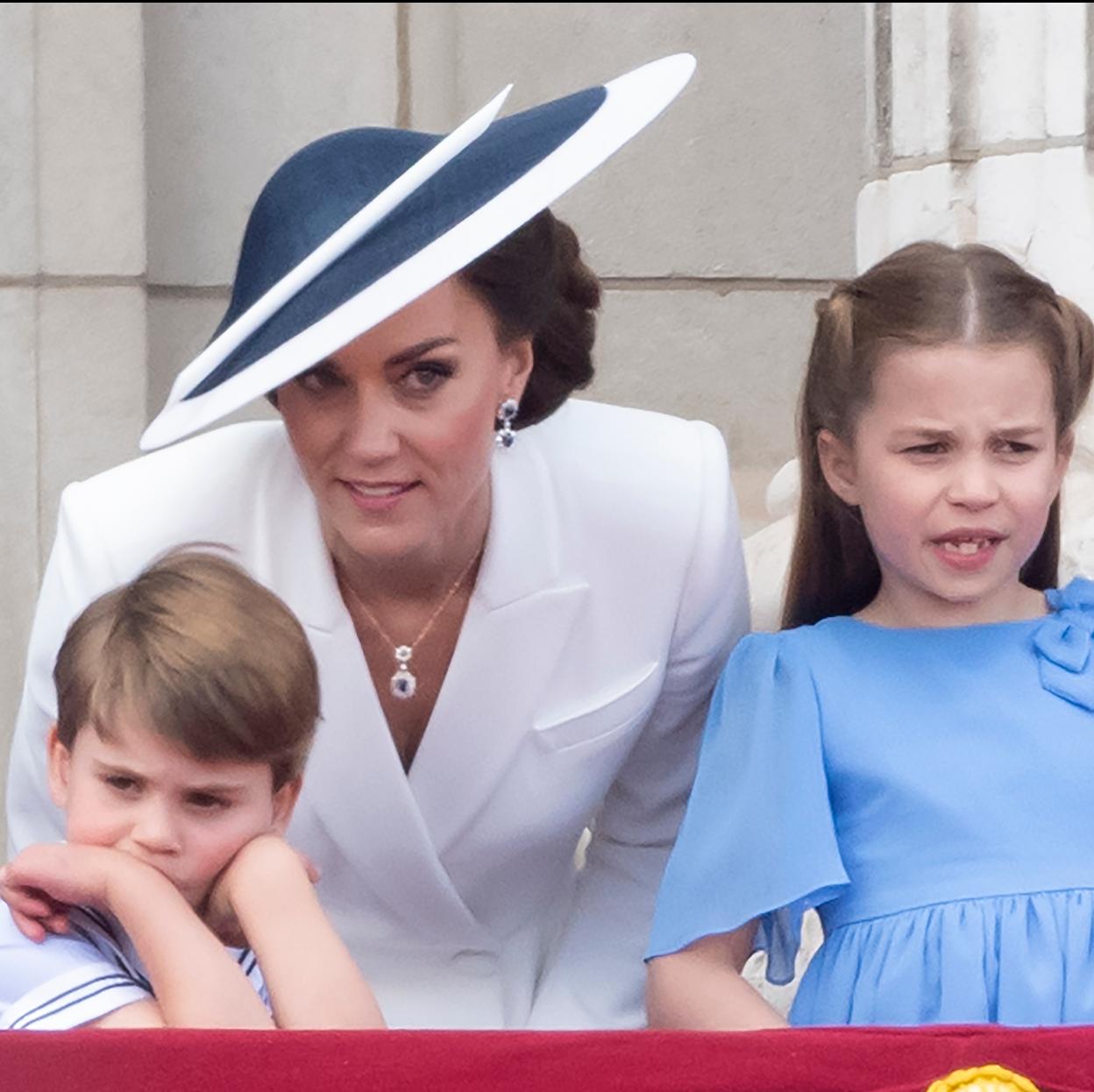 Kate Middleton junto a sus hijos, los príncipes Louis y Charlotte. 