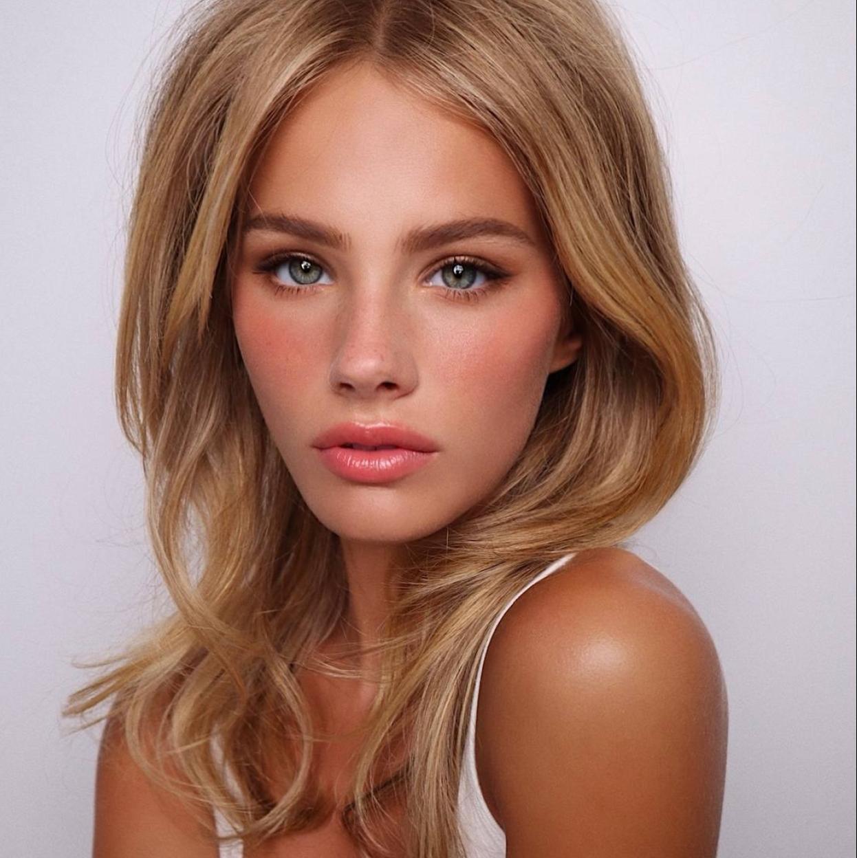 Modeo con piel sedosa