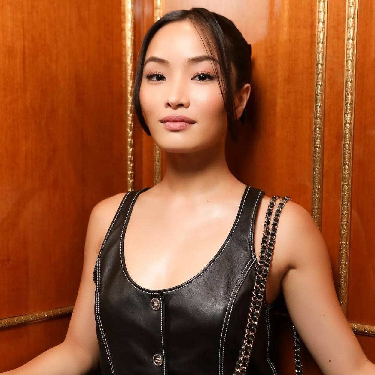 Anna Sawai con mirada joven