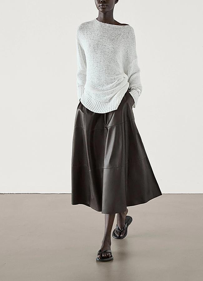 Imagen - Falda midi de piel de Massimo Dutti.