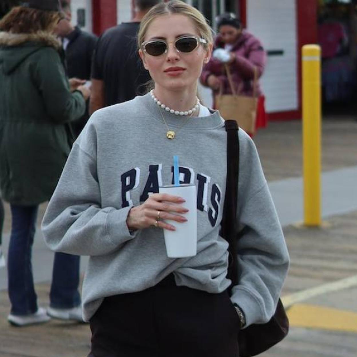 Influencer con look de sudadera elegante