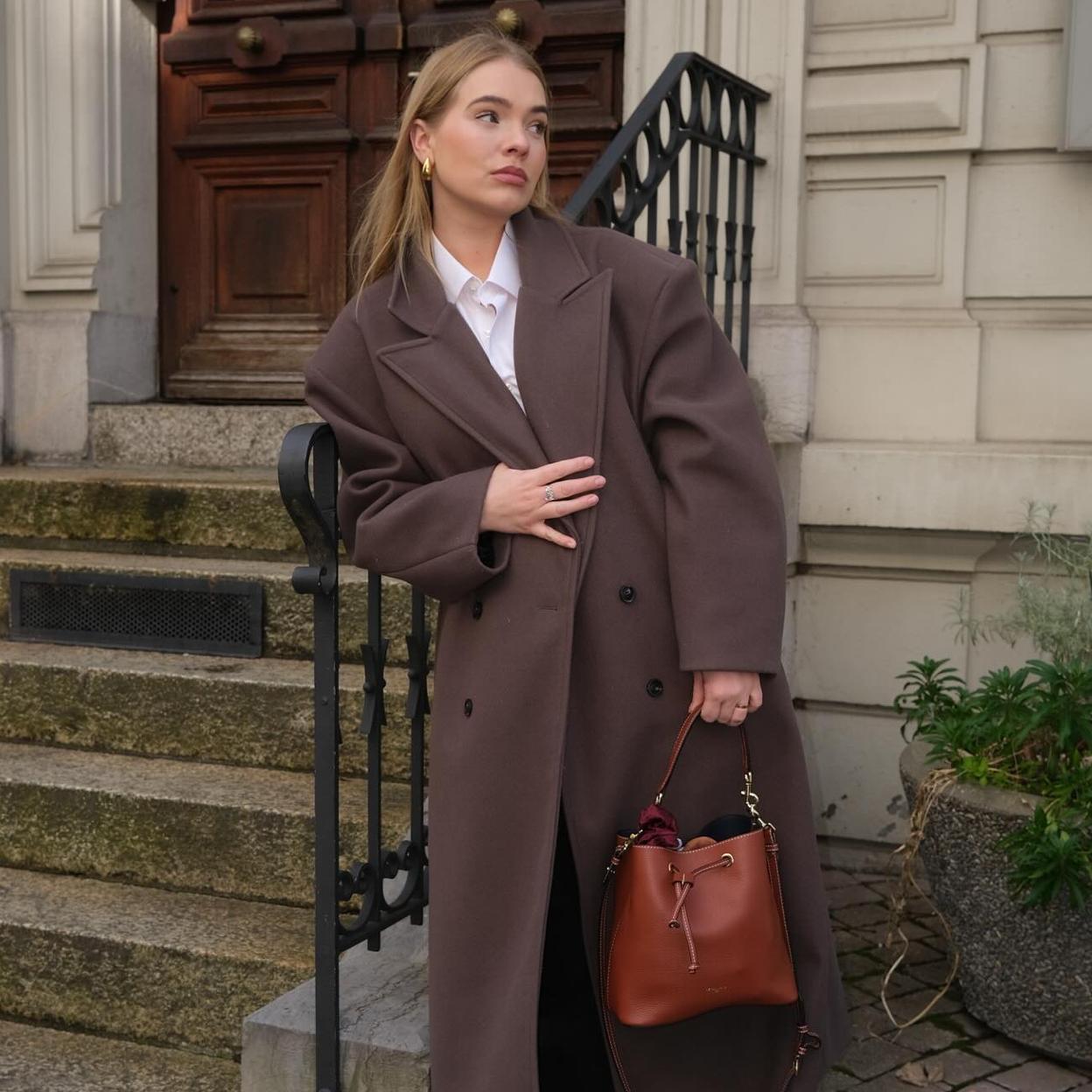 Influencer con abrigo de paño