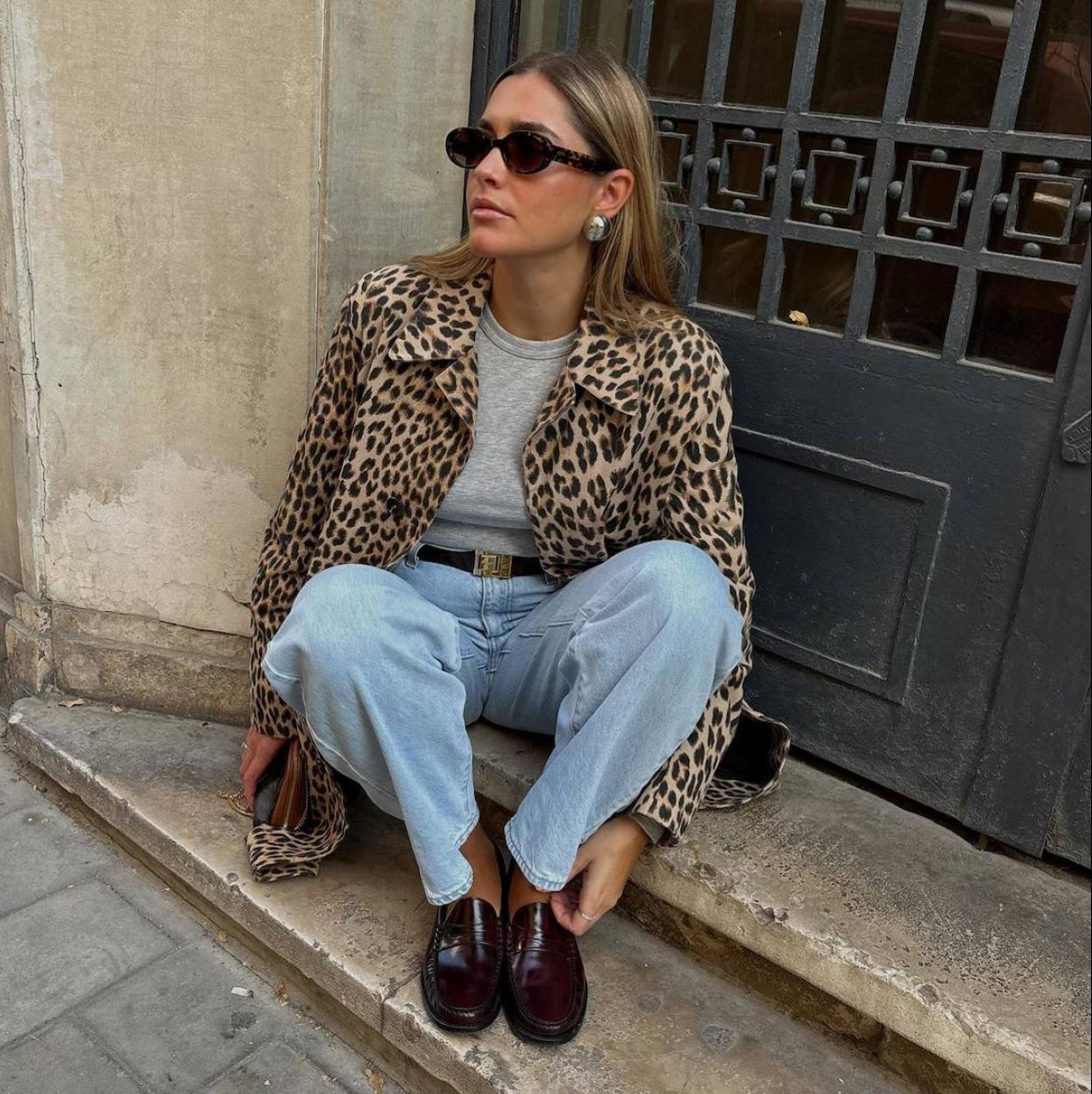 Influencer con cazadora animal print