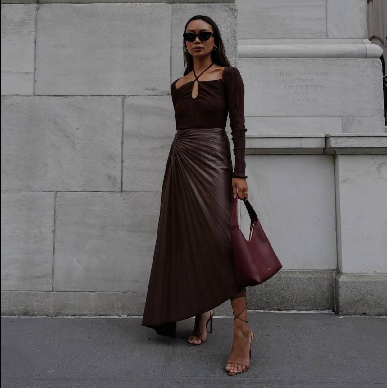 Influencer con faldas tendencia para otoño