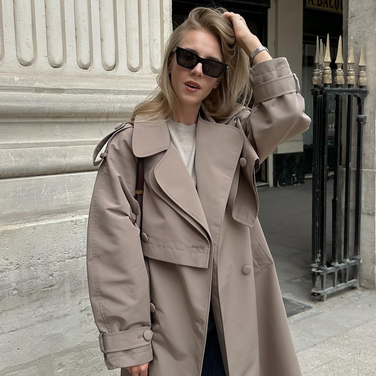 Influencer con gabardina