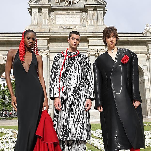 Así fue el espectacular desfile inaugural de Madrid es Moda que se celebra este sábado en la Puerta de Alcalá