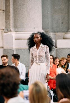 Imagen secundaria 2 - Fotos del desfile en la Puerta de Alcalá de Madrid es Moda.