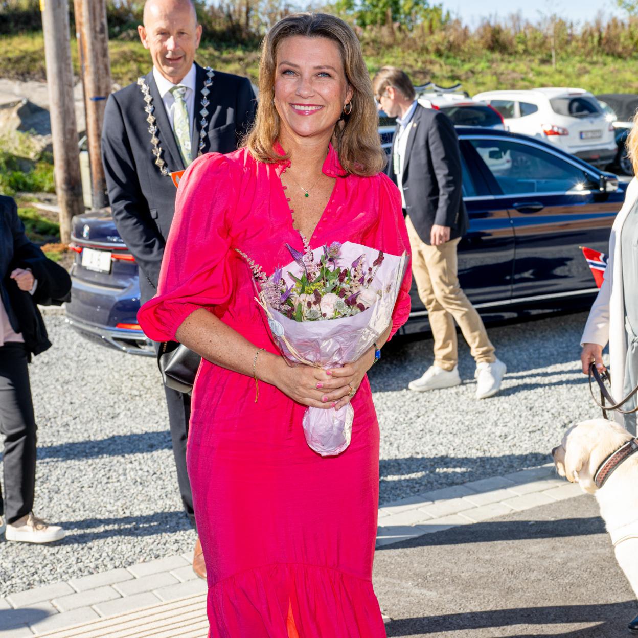 La princesa Marta Luisa de Noruega, con un vestido en rosa fucsia, su color preferido.