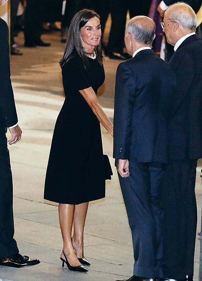 Imagen - La reina Letizia con sus zapatos negros destalonados. / LIMITED PICTURES