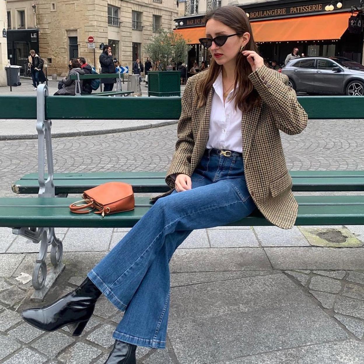 Influencer con pantalones campana