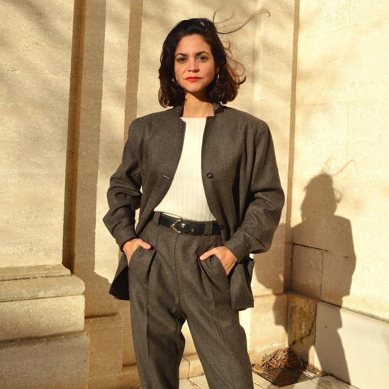 Mujer con con traje elegante