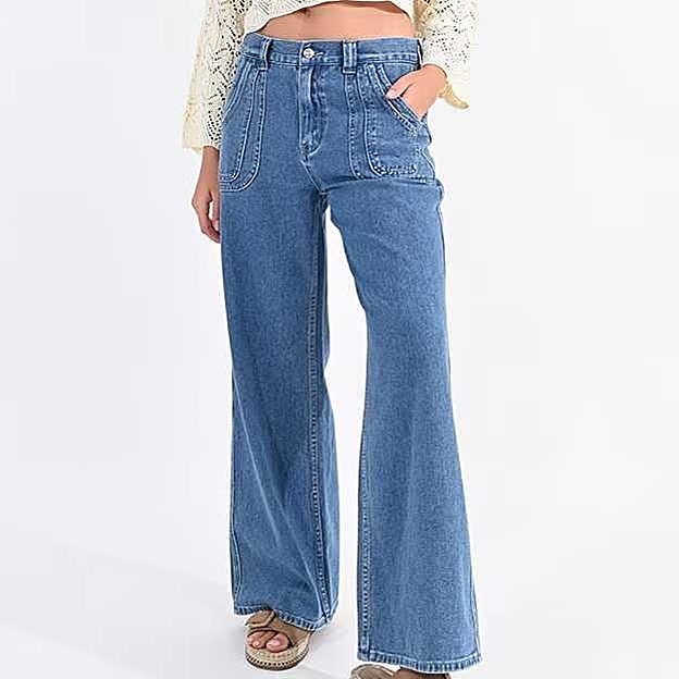 Imagen principal - Vaquero campana de mujer de tiro alto de Molly Bracken (39,50€ en El Corte Inglés)/ Jersey bardot cropped de Pull and Bear (22,99€)/ Zapatillas Adidas Samba OG (120€)