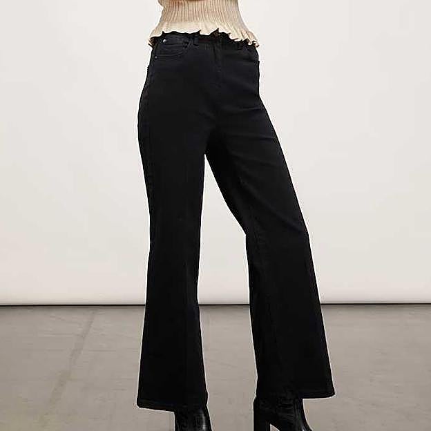Imagen principal - Vaquero campana de mujer Lila wide leg de cinco bolsillos con cintura alta de Motivi (85€ en El Corte Inglés)/ Blusa pañuelo ZW Collection de Zara (39,95€)/ Bailarinas Low Méline de Sézane (165€)