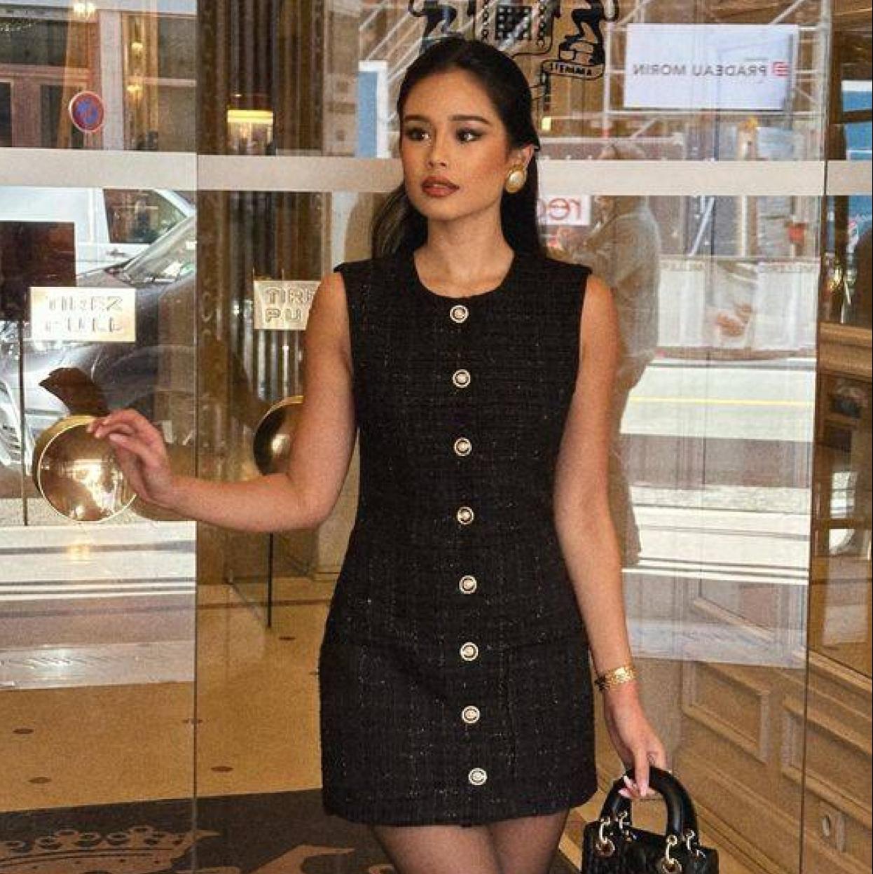 Influencer con vestido preppy