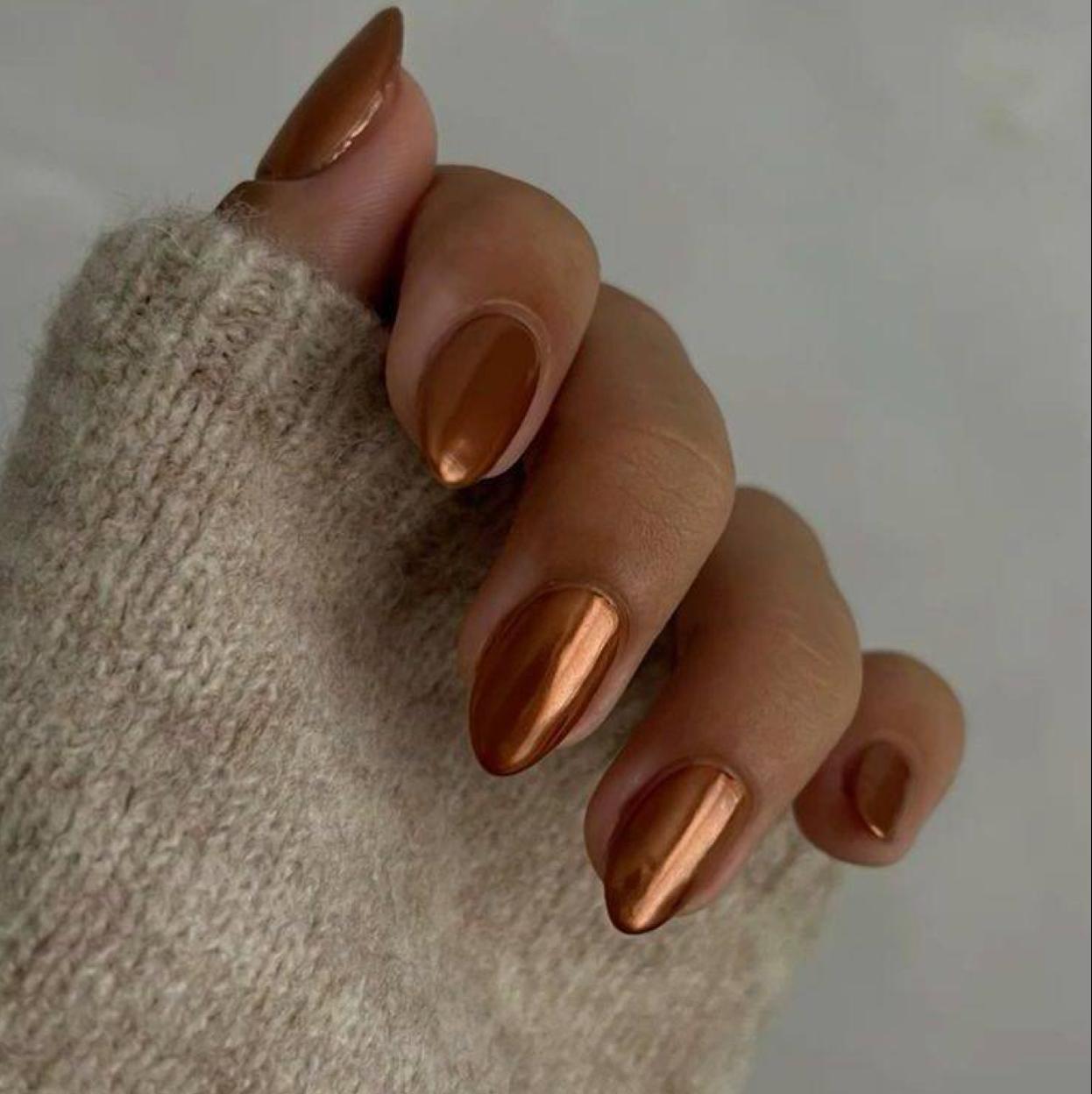 Tendencia copper nails de manicura color cobre