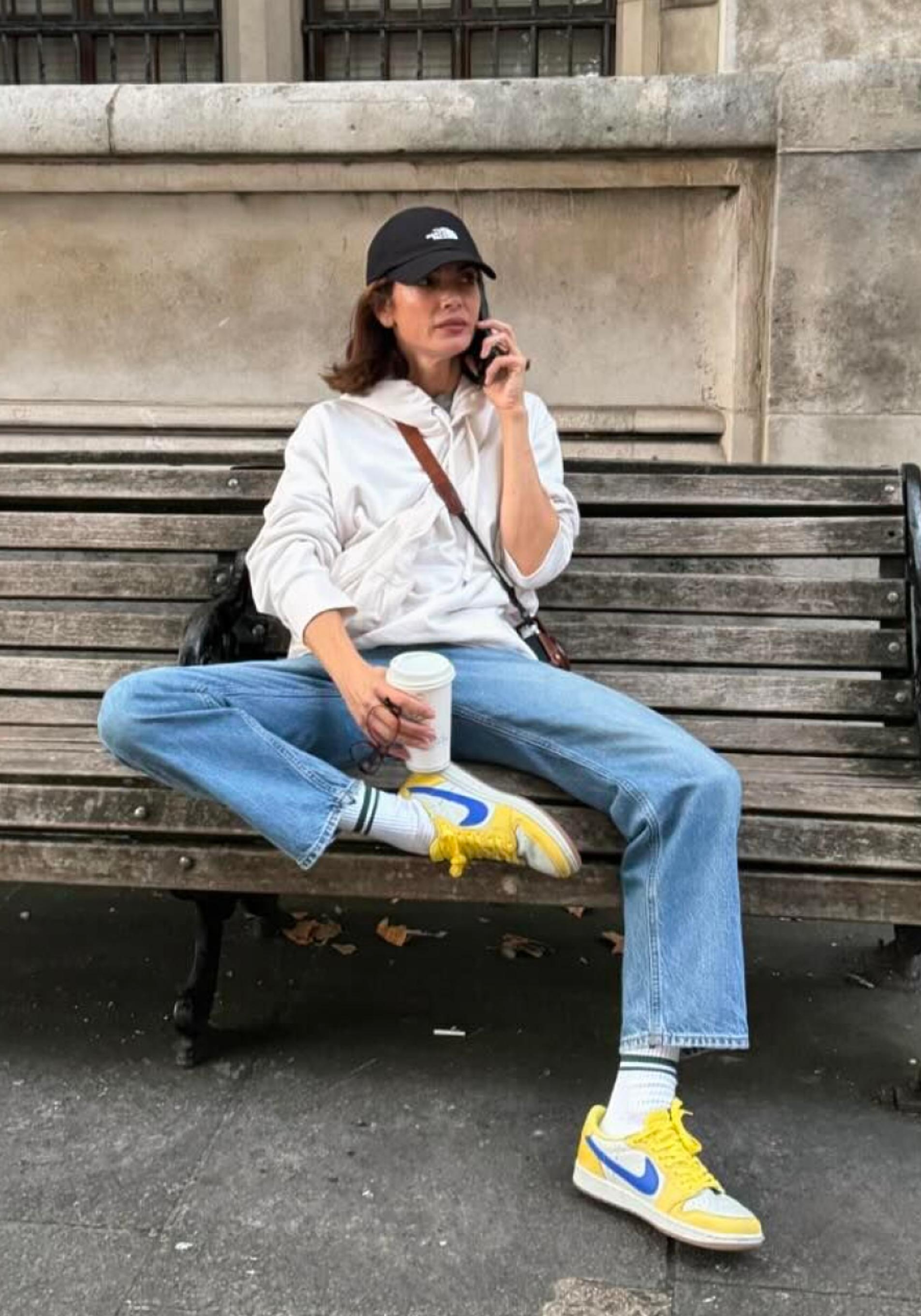 Eugenia Silva con unas zapatillas amarillas.