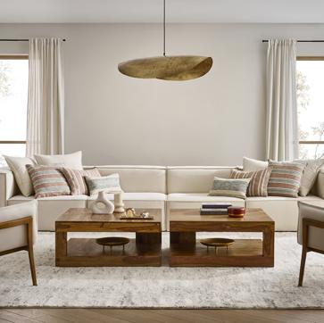 Imagen secundaria 1 - El salón de estilo Old Money es una propuesta de Westwing (c.p.v), la lámpara dorada modelo Pam es de El Corte Inglés y cuesta 169 euros. Abajo, la original silla Warren, de Maisons du Monde (259 euros).