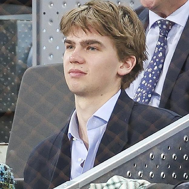 El gran cambio del tímido Miguel Urdangarin: en público con su novia, complicidad con su madre y nueva vida en la Zarzuela