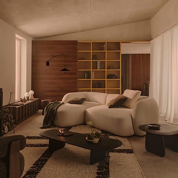 Imagen principal - El sofá es el modelo Martina de Kave Home y cuesta 1.930 euros; la mesa de microcemento es de Hannun y cuesta 1.499 euros y el aparador cuesta 329 euros en The Masie.