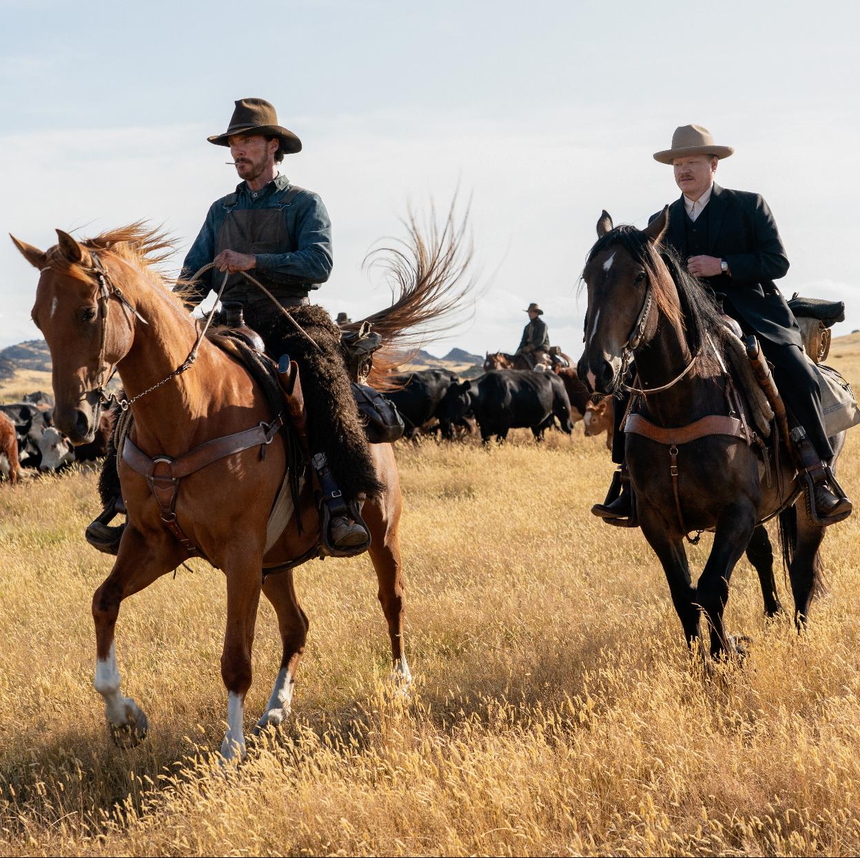 Benedict Cumberbatch y Jesse Plemons en una imagen del western de Jane Campion, El poder del perro.