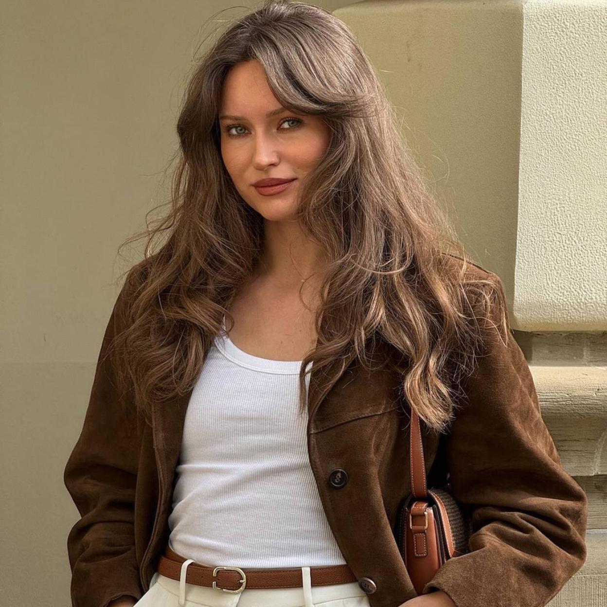 Influencer con cabello abundante