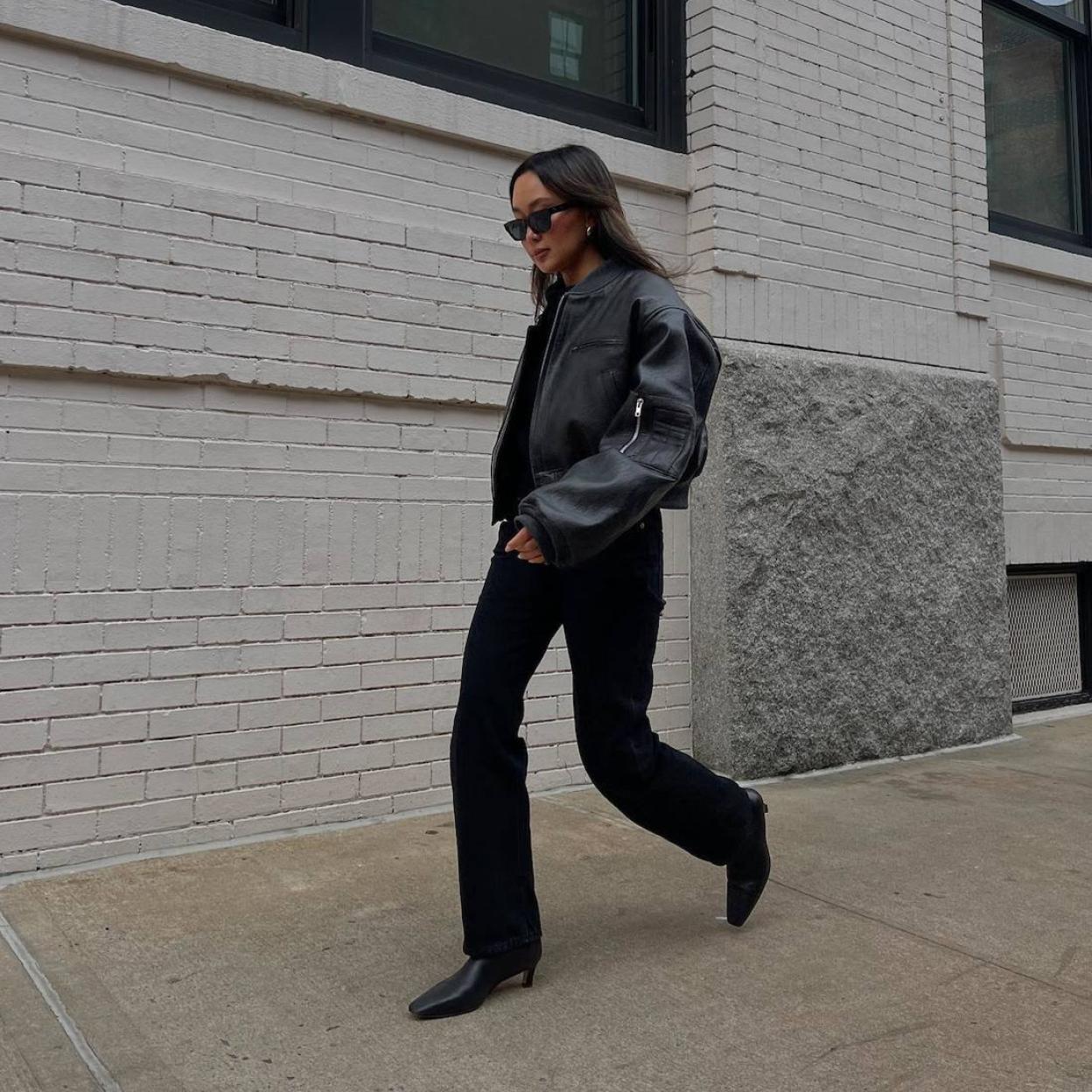 Influencer con chaqueta efecto piel