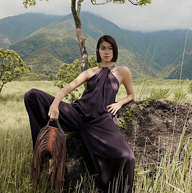 Imagen principal - Nueva colección del Fallabella; Stella McCartney a lomos de su caballo; y el tank top con el claim About fucking time de la nueva colección.