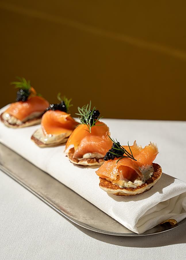 Imagen - Los blinis de salmón ahumado y caviar, ideales para adentrarnos en la selección de bocados de Pabblo. / DR