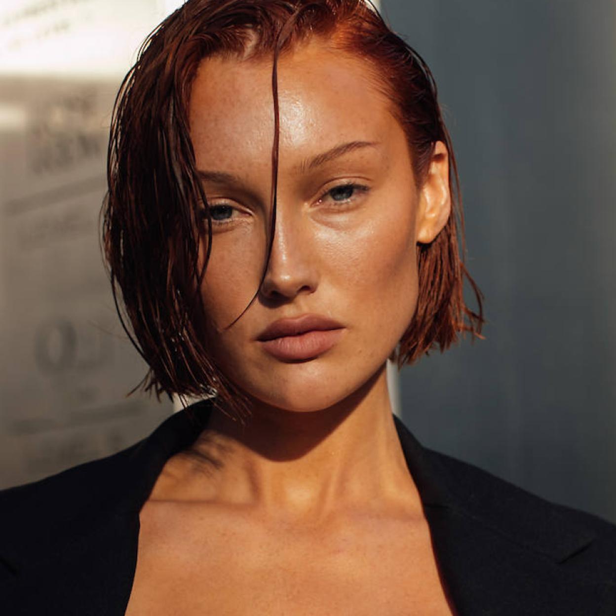 Una modelo con bolsas en los ojos.