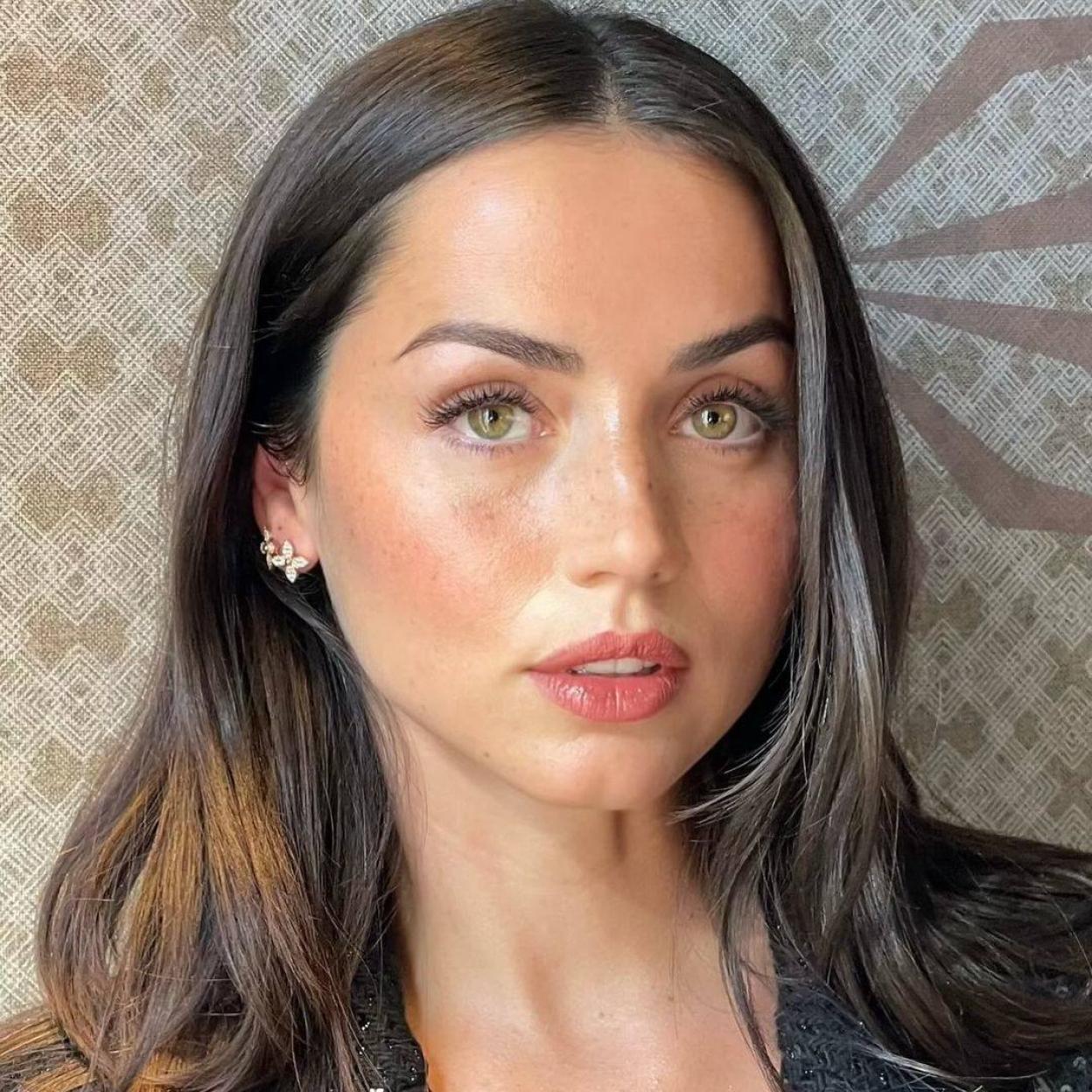 Ana de Armas con mirada descansada