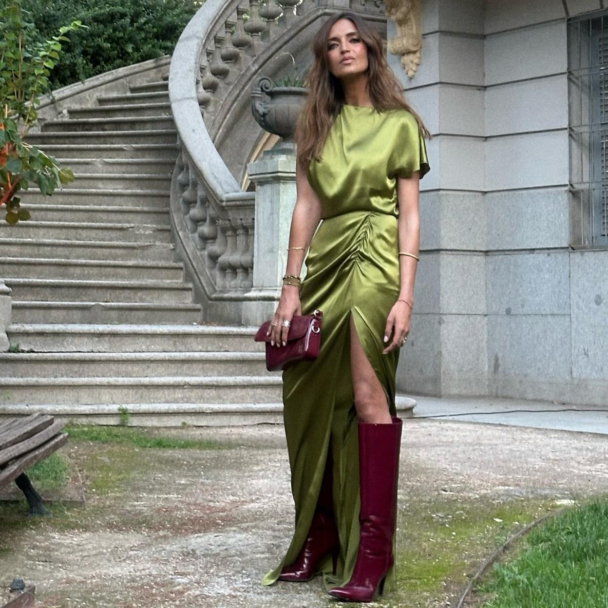 Sara Carbonero con unas botas granates.