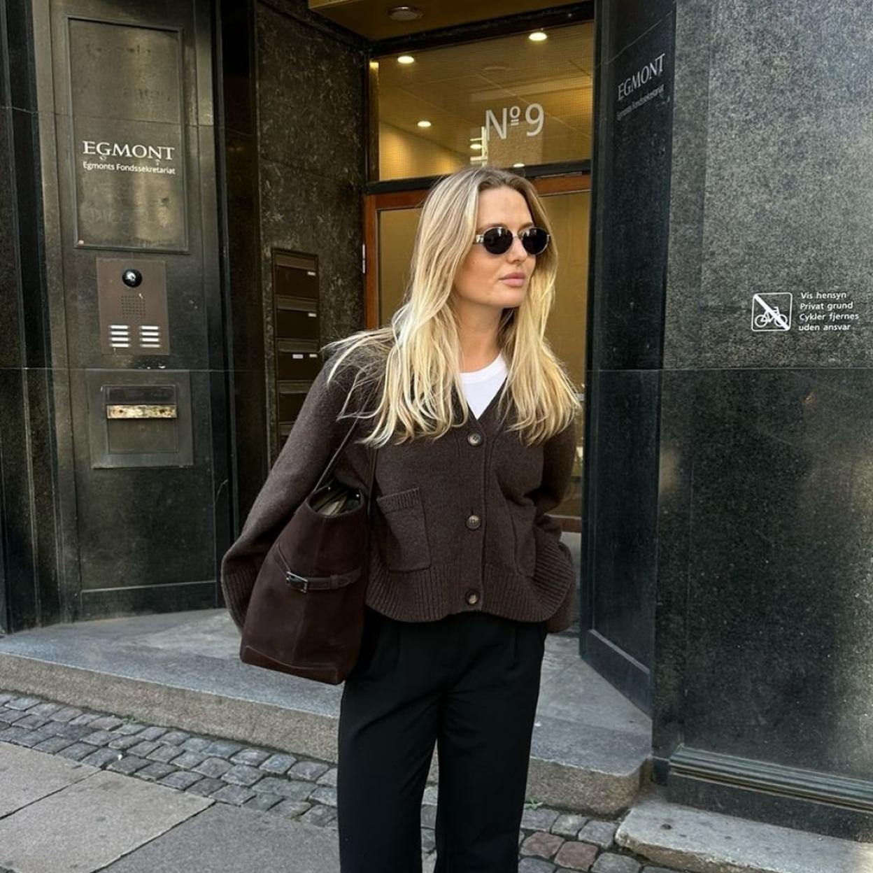 Una influencer con bolso marrón.