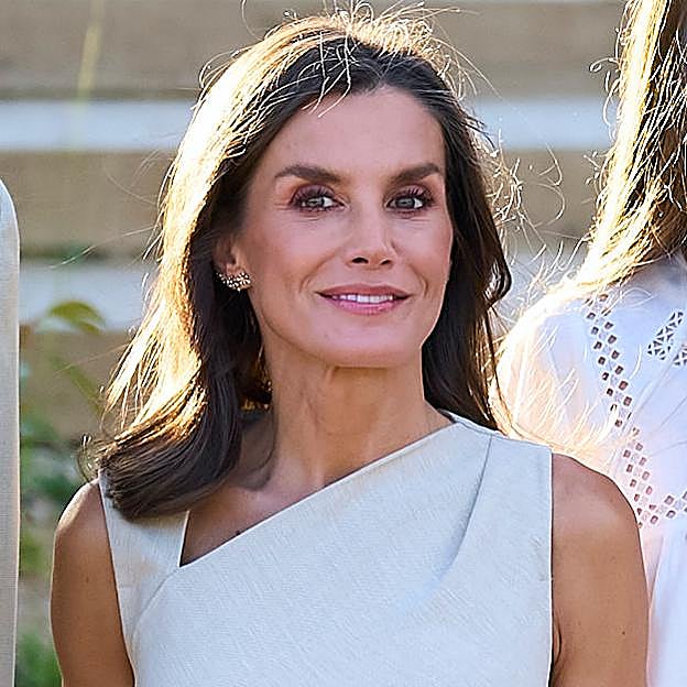 Por qué la misión secreta de la reina Letizia a los 52 años es hacer brillar a su familia: Leonor, Sofía y Felipe enamoran en Europa