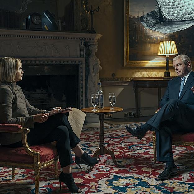 Ruth Wilson como Emily Maitlis y Michael Sheen como el príncipe Andrés en una imagen de la miniserie Un escándalo muy real.