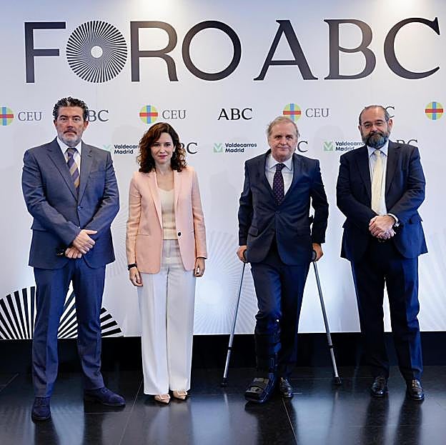 Isabel Díaz Ayuso estrena unos salones con hebilla.