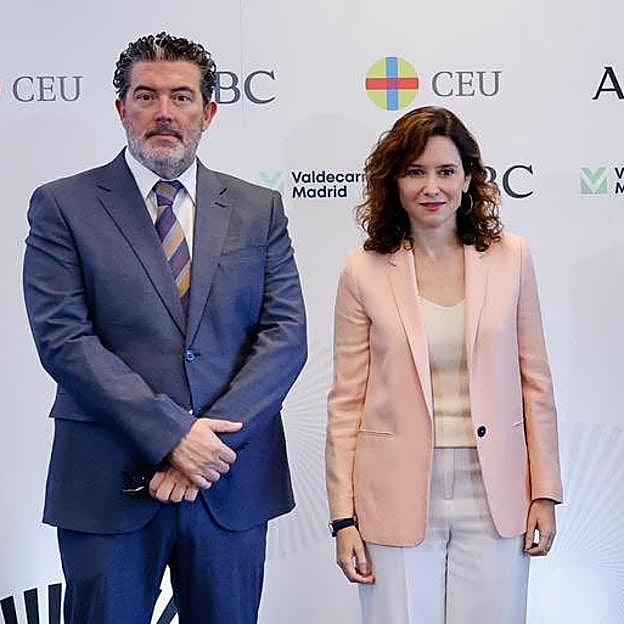 Isabel Díaz Ayuso completa un look de entretiempo perfecto con los zapatos elegantes que también tiene la reina Letizia