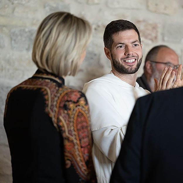 Otra imagen de Charlène durante la visita. 
