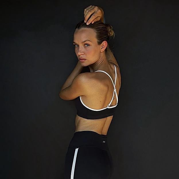 Sentadilla con piernas abiertas y salto, un ejercicio pliométrico que endurece glúteos y trabaja cardio