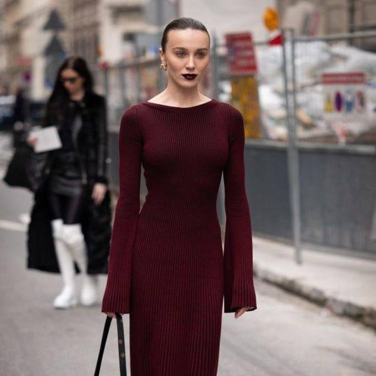 Influencer con vestido burdeos para otoño