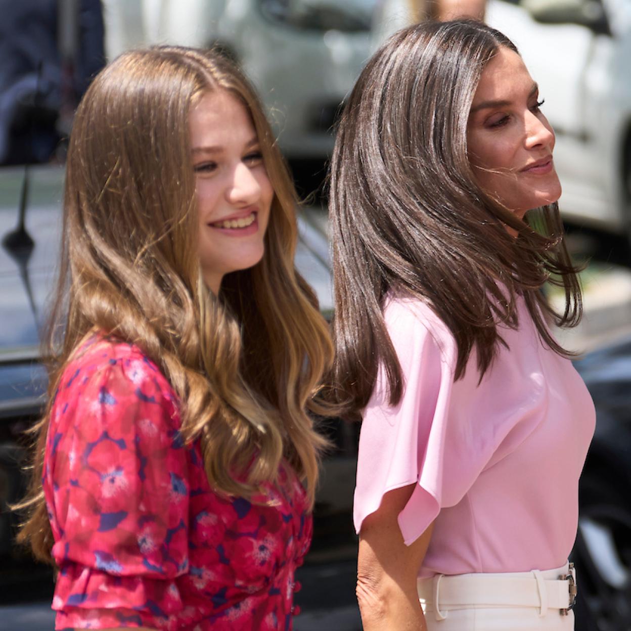 La princesa Leonor y la reina Letizia no le hacen ascos a viajes en vuelos regulares, pero siempre en primera clase o 'business' y sentadas cerca de la salida. 