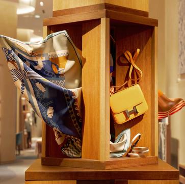 Imagen secundaria 1 - Desciframos el impresionante escaparate de la tienda de Hermès en Barcelona: arte, lujo y simbolismo