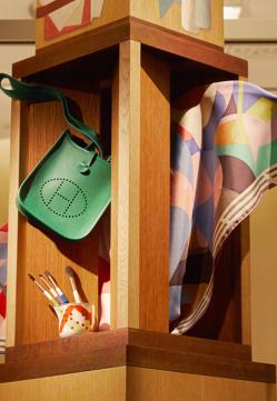 Imagen secundaria 2 - Desciframos el impresionante escaparate de la tienda de Hermès en Barcelona: arte, lujo y simbolismo