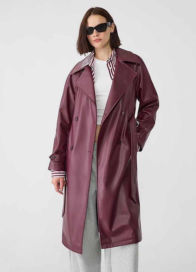 Imagen - Trench larga efecto piel de Stradivarius (49,99€)