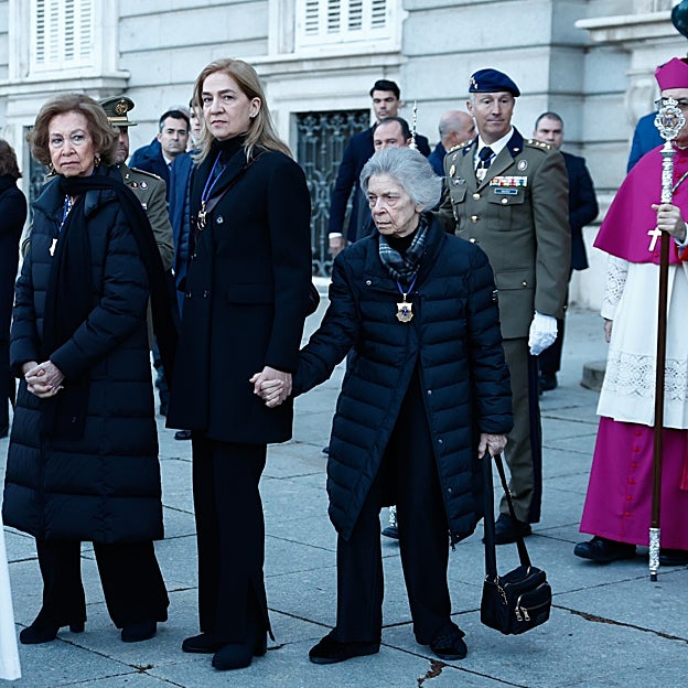 La reina doña Sofía y la infanta Cristina, de la mano de su tía Irene, en una acto religioso en Madrid la pasada Semana Santa. 