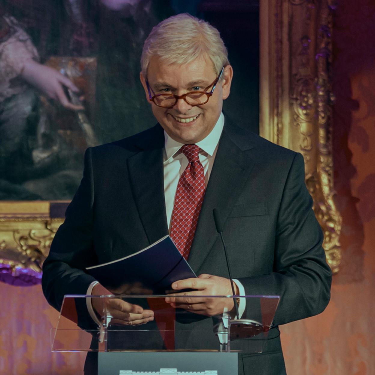 Michael Sheen como el príncipe Andrés en una imagen de la miniserie Un escándalo muy real.