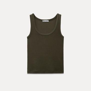 Imagen secundaria 1 - Camiseta ajustada manga larga de Pull and Bear (9,99€)/ Camiseta algodón modal tirantes de Zara (7,95€)/ Body entallado sin mangas de Mango (17,99€)