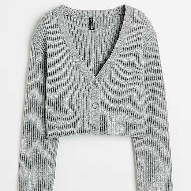 Imagen principal - Cardigan cropped en punto de canalé de H&M (17,99€)/ Chaqueta corta de tweed de Sandro (365€)/ Cazadora denim cropped de Bershka (18,19€)