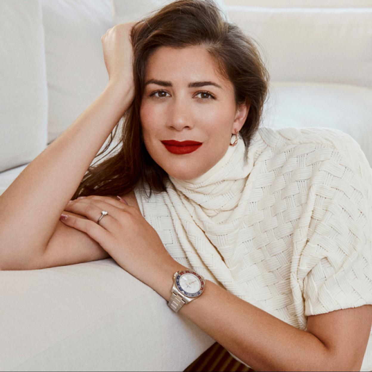 La tenista lleva vestido de Adolfo Domínguez, reloj Rolex GMT-Master II y pendientes de Damiani.