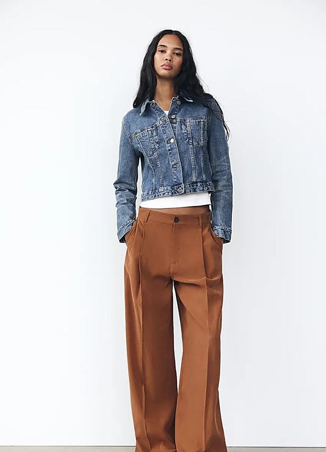 Imagen - Pantalones fluidos en marrón de Zara.