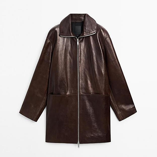 Imagen principal - Abrigo vintage napa de Massimo Dutti (299€)/ Cinturón piel hebilla de Mango (19,99€)/ Pantalón recto piel ante de Massimo Dutti (249€)